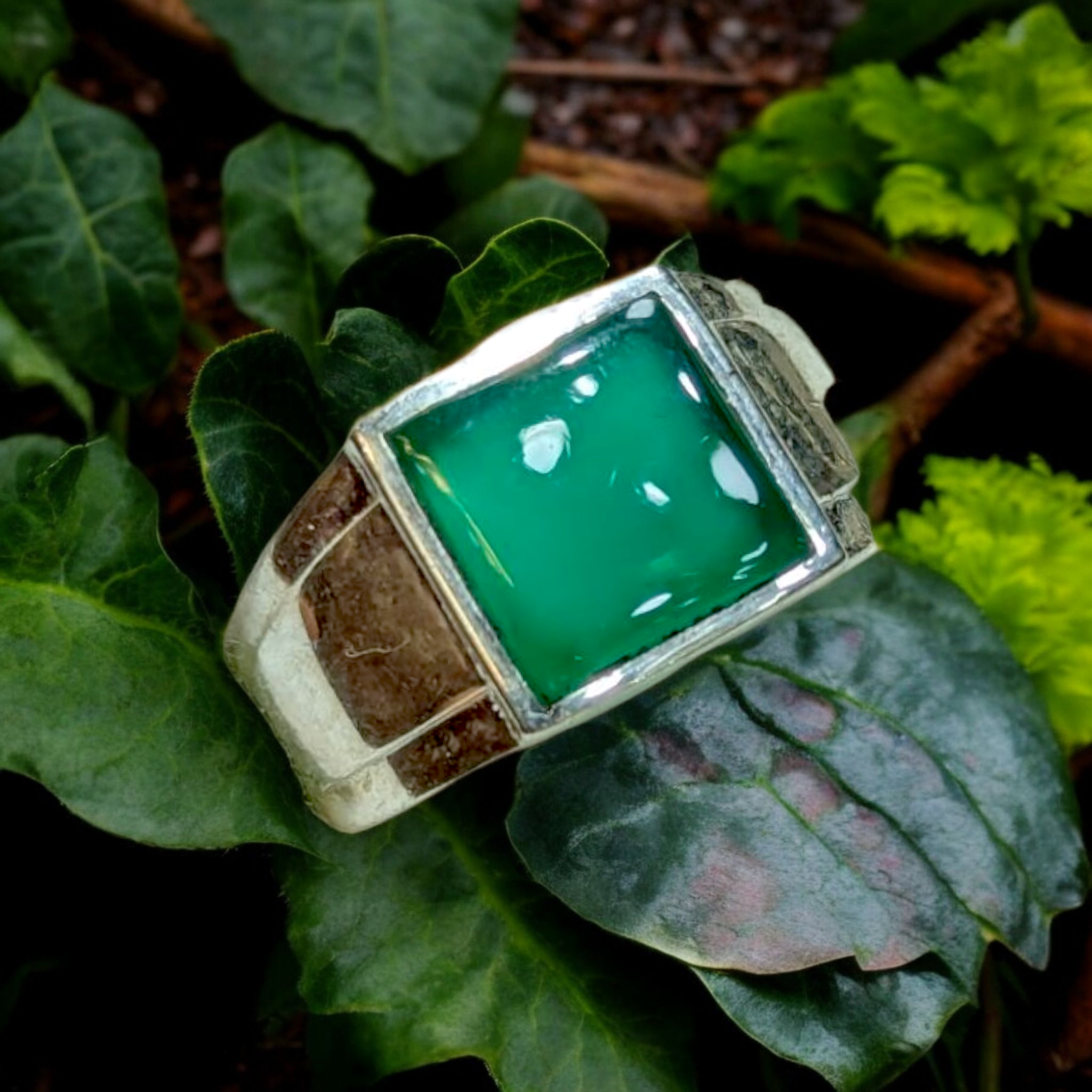 Galleryit_20250519_1747652472 Green Aqeeq Plain Silver Ring