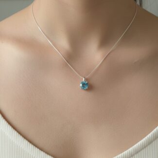 Aquamarine stone pendent